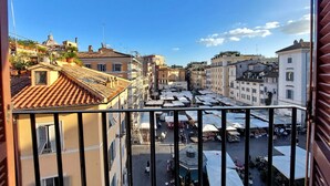 Exterior - House of Mamas (Rome)