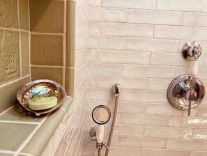 Hair dryer, towels, soap, shampoo - The Roost - Garden Studio (Healdsburg)