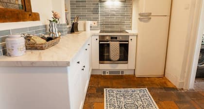 Charming 2 bed cottage near Chester Zoo - Sleeps 6