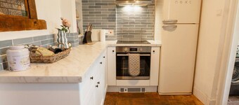 Charming 2 bed cottage near Chester Zoo - Sleeps 6