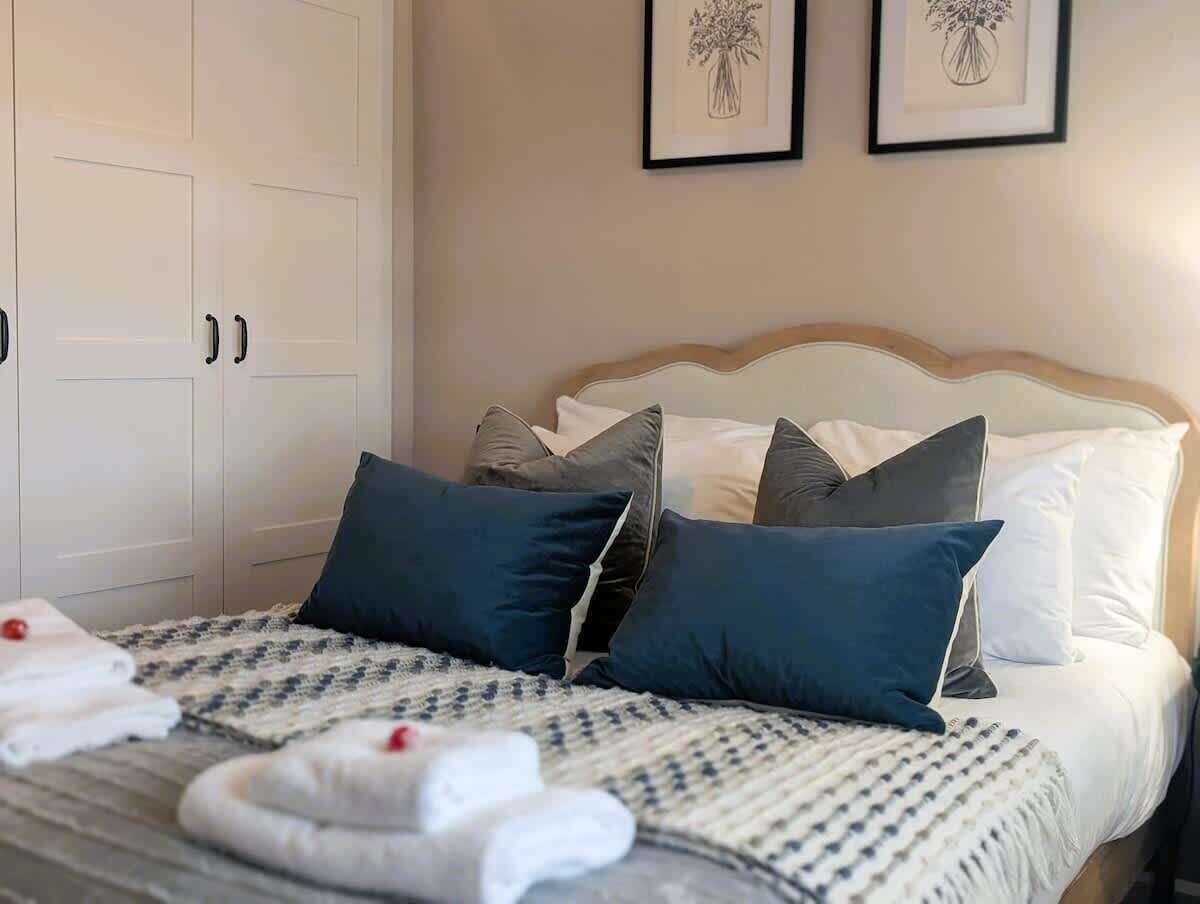 2 bedrooms, iron/ironing board, WiFi, bed sheets