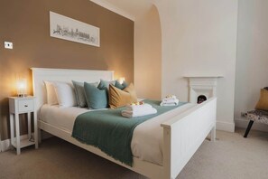 2 bedrooms, iron/ironing board, travel crib, WiFi - Park and walk to city centre!  Cosy terrace (Handbridge)