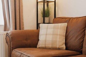 Interior - Park and walk to city centre!  Cosy terrace (Handbridge)