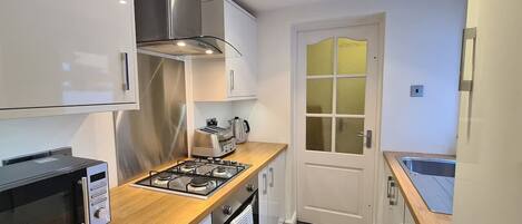 Refrigerador, microondas, horno y parrilla de estufa