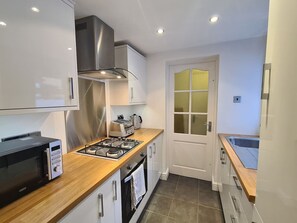 Fridge, microwave, oven, stovetop - Lovely 2 bed home in Handbridge - With Parking (Handbridge)