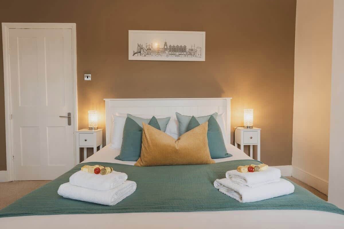 2 bedrooms, iron/ironing board, travel cot, WiFi