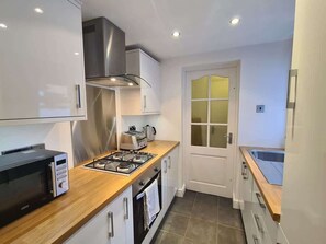 Fridge, microwave, oven, stovetop - Park and walk to city centre!  Cosy terrace (Handbridge)