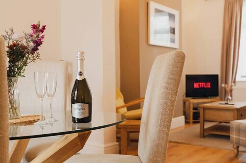 Park and walk to city centre!  Cosy terrace
