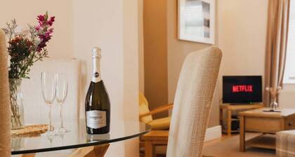 Park and walk to city centre! Cosy terrace