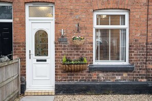 Exterior detail - Park and walk to city centre!  Cosy terrace (Handbridge)