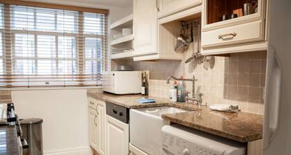 2 bed Chester home - 5 minute walk to city centre