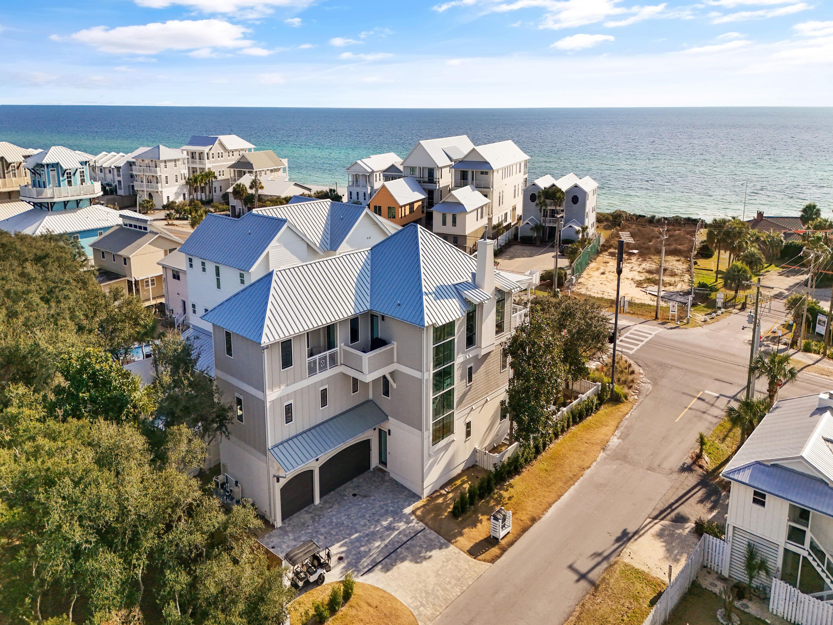 Luxe Home w. Pool, Elevator, Hot Tub, 8 Bicycles, Arcade Games + 1 Min Walk to B