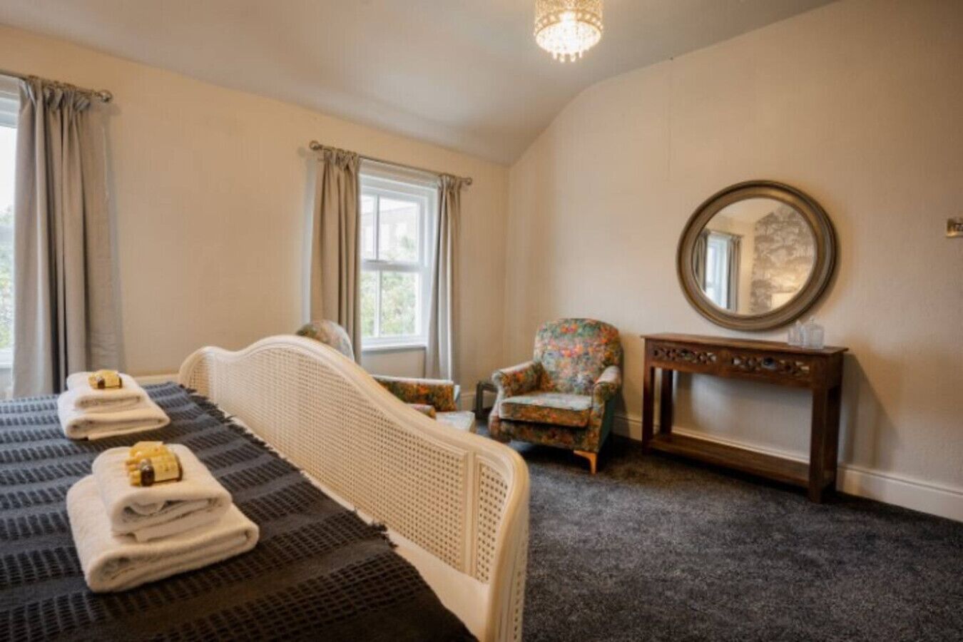 2 habitaciones, tabla de planchar con plancha, cuna de viaje y wifi 