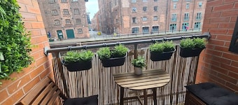 Stunning Chester apartment with canal views -for 6