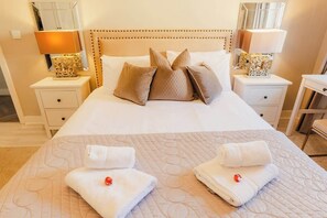 2 bedrooms, desk, iron/ironing board, travel cot - Fantastic City location Can sleep 6 Parking! (Cheshire West and Chester)