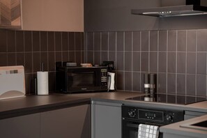 Réfrigérateur, micro-ondes, four, plaque de cuisson