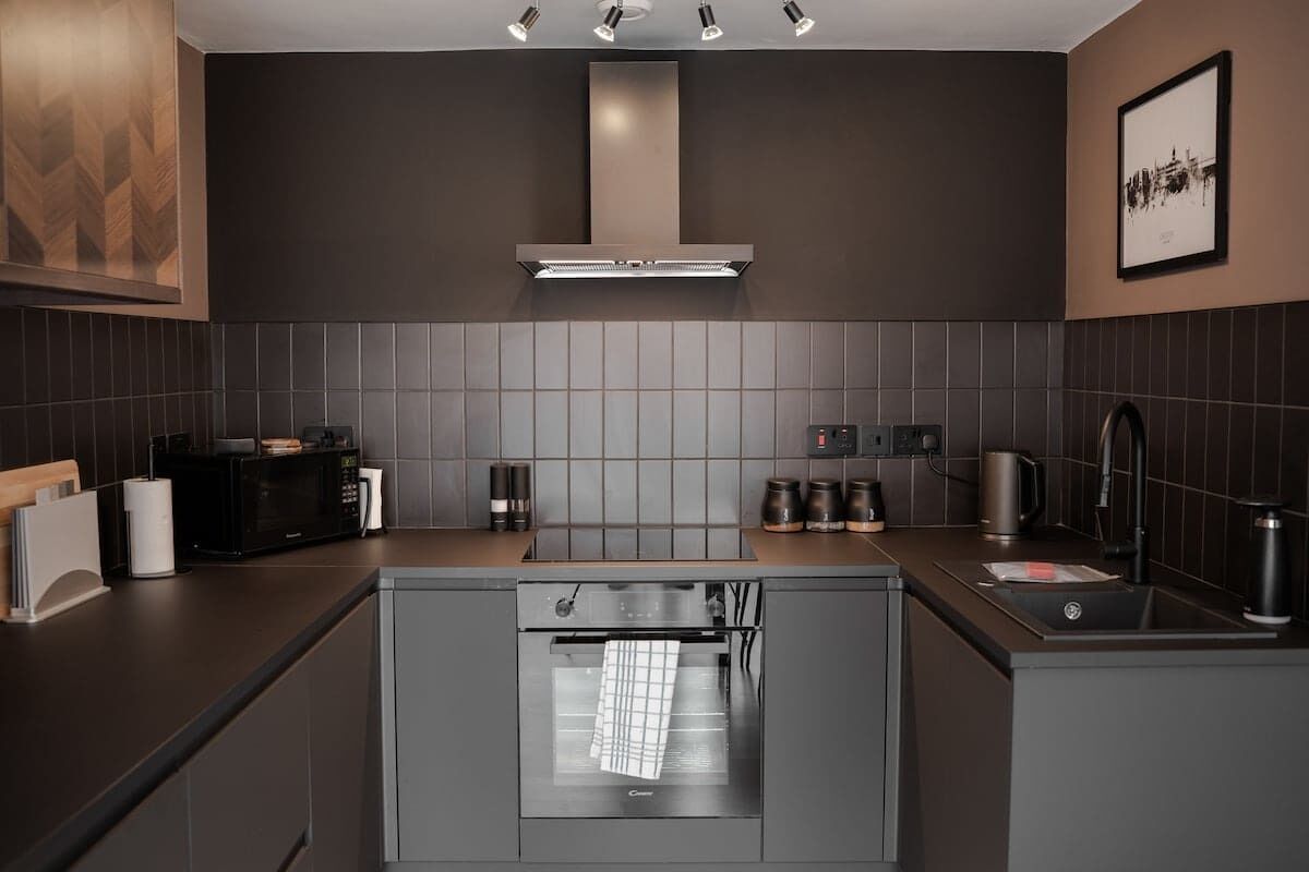 Kühlschrank, Mikrowelle, Ofen, Herdplatte