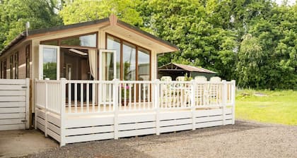 Modern lodge with fantastic decking space - For 6