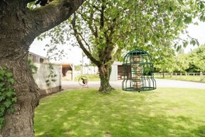 Property grounds - Cosy Lodge on Farm with Donkeys, Parking (Chester)