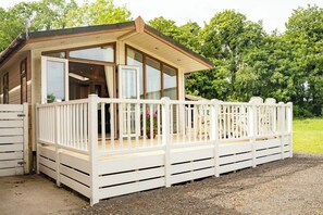 Terrace/patio - Cosy Lodge on Farm with Donkeys, Parking (Chester)