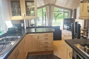 Fridge, microwave, oven, stovetop - Cosy Lodge on Farm with Donkeys, Parking (Chester)