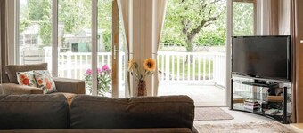 Cosy Lodge on Farm with Donkeys, Parking