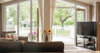 Cosy Lodge on Farm with Donkeys, Parking