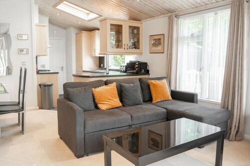 Modern lodge with fantastic decking space - For 6