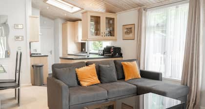 Modern lodge with fantastic decking space - For 6