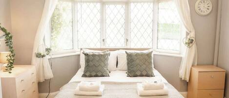 4 chambres, bureau, fer et planche à repasser, lit de bébé portatif