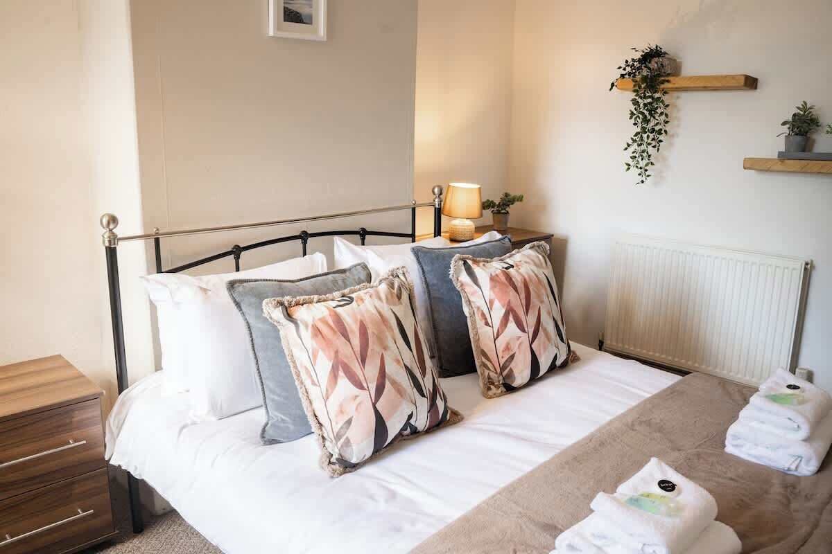 4 chambres, bureau, fer et planche à repasser, lit parapluie