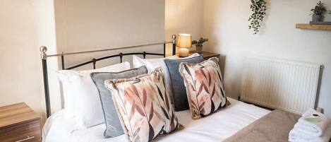 4 chambres, bureau, fer et planche Ă repasser, lit parapluie