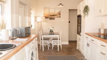 Een koelkast, een magnetron, een oven, een kookplaat