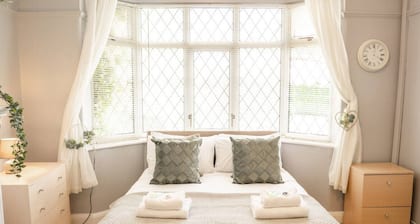 Spacious 4 bed home in Chester - With Parking