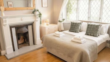 4 bedrooms, desk, iron/ironing board, travel cot