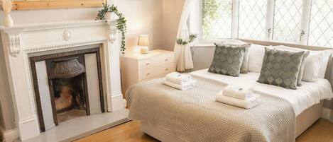 4 bedrooms, desk, iron/ironing board, travel crib