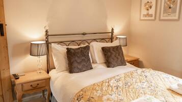 2 bedrooms, iron/ironing board, travel cot, WiFi