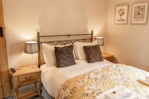 2 bedrooms, iron/ironing board, travel cot, WiFi