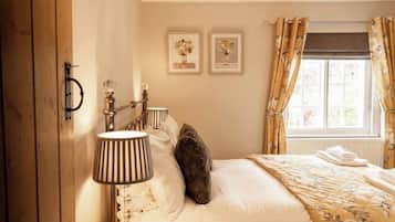 Iron/ironing board, travel crib, WiFi, bed sheets