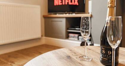 Charming Cottage close to Chester, Garden, Parking