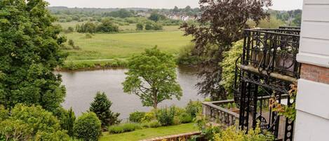 المنطقة المحيطة بالمنشأة