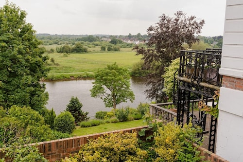 Well Located 2 Bed Cottage with Lovely River Views