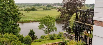 Well Located 2 Bedroom Cottage with Lovely River Views