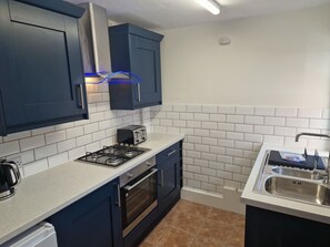 Jääkaappi, mikroaaltouuni, uuni, liesi