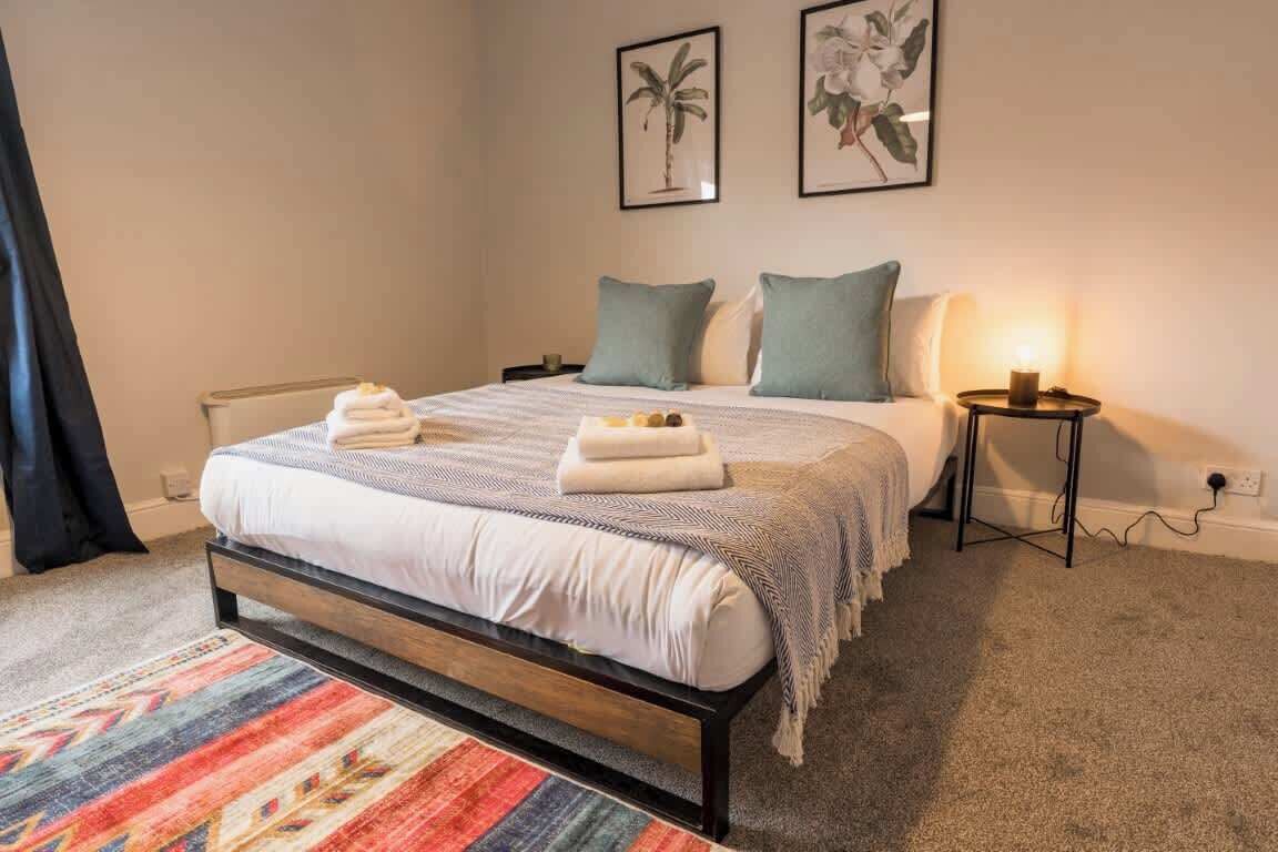 3 chambres, fer et planche à repasser, lit de bébé portatif