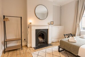 3 chambres, fer et planche à repasser, lit de bébé portatif