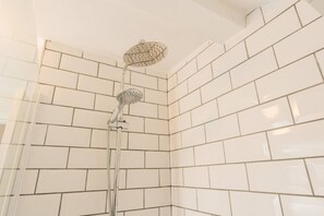 Séchoir à cheveux, serviettes fournies