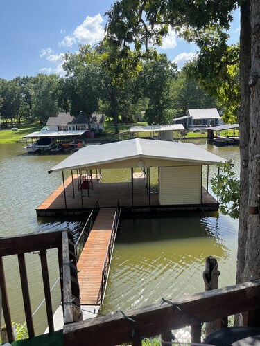 Hidden, family-sized lakefront gem in a quiet cove.