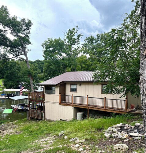 Hidden, family-sized lakefront gem in a quiet cove.