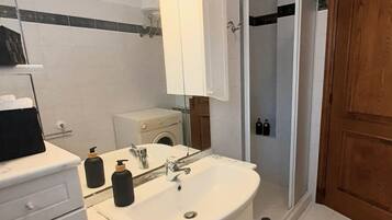 Doccia, asciugacapelli, bidet, asciugamani